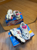 PROMOCIONAL New Balance 9060 - Linha Premium / Feminino